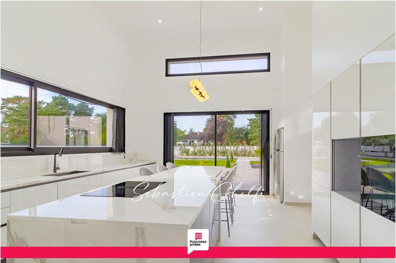 Maison - 220 m² - 9 pièces