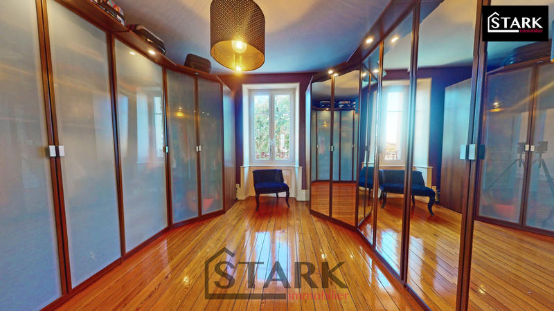 Maison - 230 m² - 7 pièces