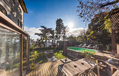 Maison - 320 m² - 11 pièces