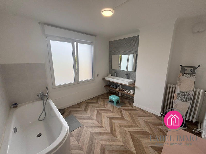 Maison - 220 m² - 8 pièces