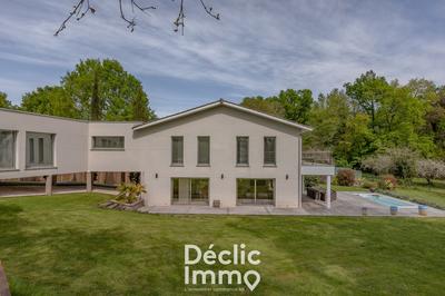 Maison - 210 m² - 6 pièces