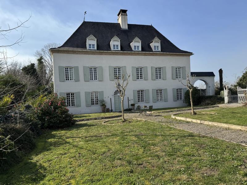 Maison - 408 m² - 7 pièces