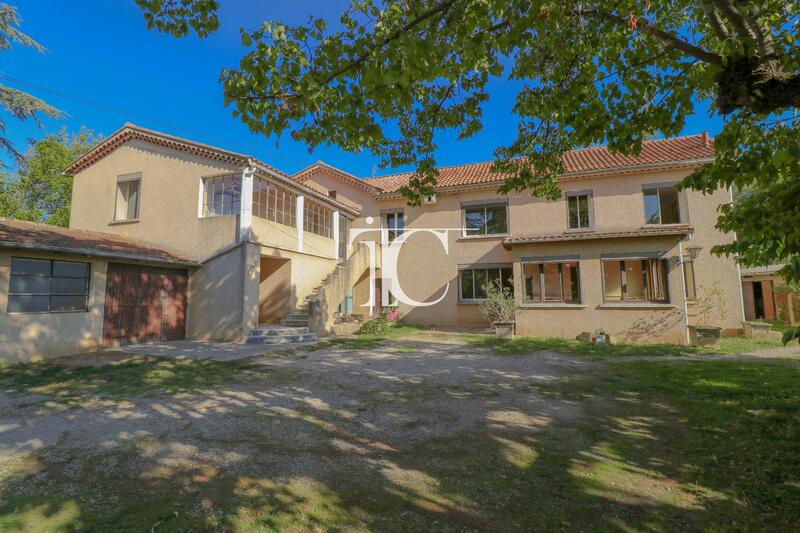 Maison - 208 m² - 9 pièces