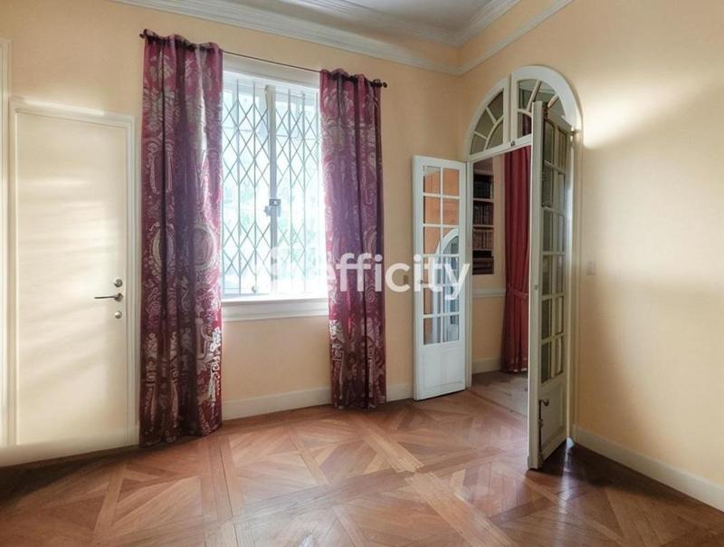 Propriété - 190 m² - 6 pièces