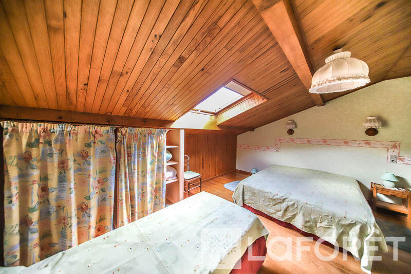 Maison - 202 m² - 9 pièces