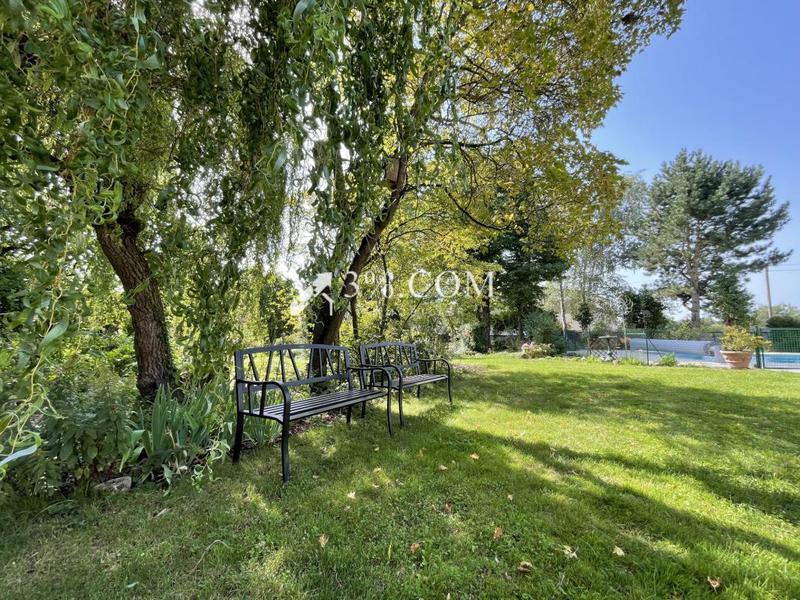 Propriété - 233 m² - 9 pièces