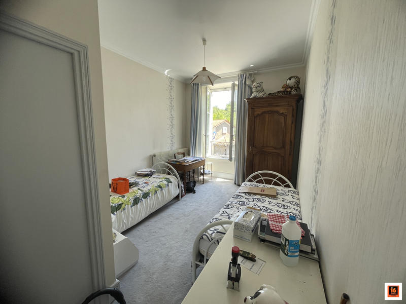 Maison traditionnelle - 242 m² - 6 pièces