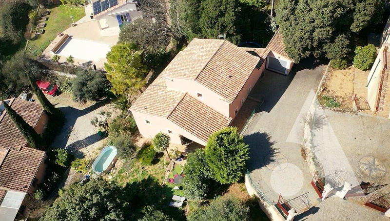 Maison - 226 m² - 8 pièces