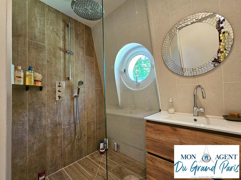 Maison - 250 m² - 8 pièces