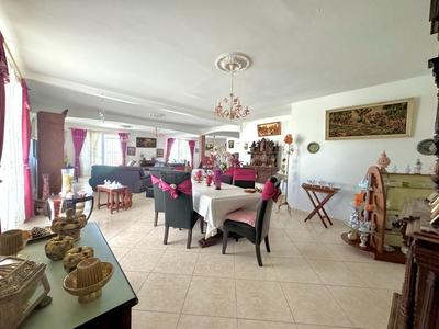 Maison - 362 m² - 8 pièces