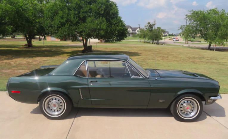 Ford Mustang Coupe V8