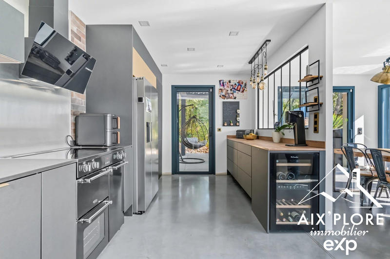 Maison - 230 m² - 6 pièces