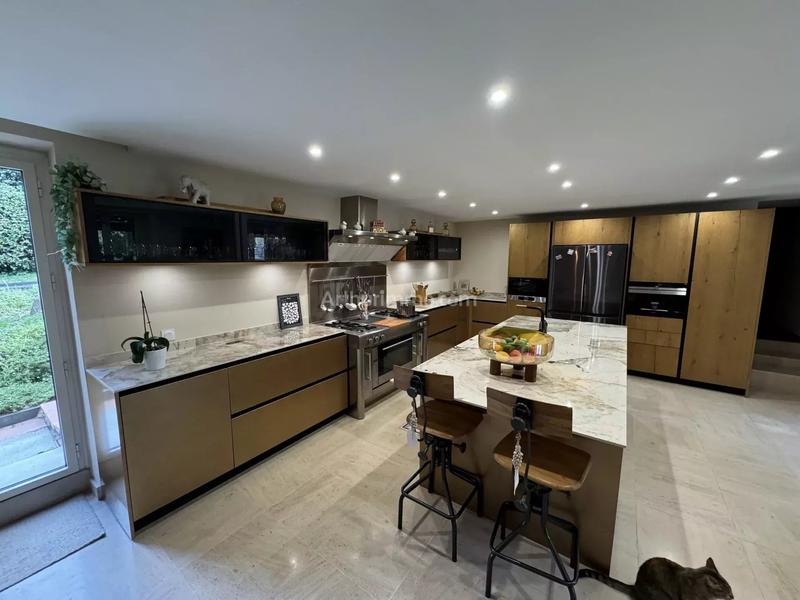 Maison - 230 m² - 8 pièces