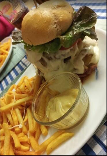 Resto drive-in est décoré pour noel avec une crèche