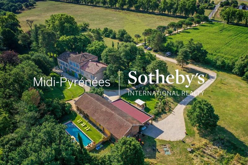 Maison - 1 000 m² - 20 pièces