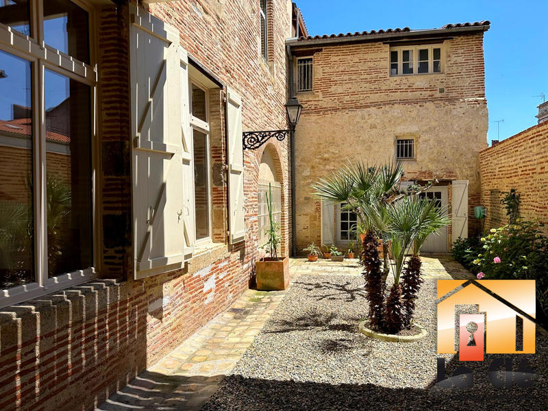 Maison - 410 m² - 10 pièces