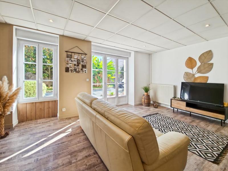 Demeure - 649 m² - 10 pièces