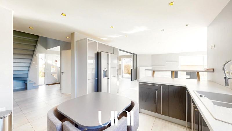 Maison - 235 m² - 8 pièces