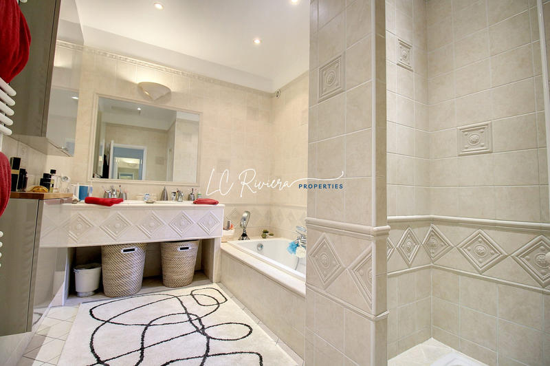 Villa - 300 m² - 8 pièces