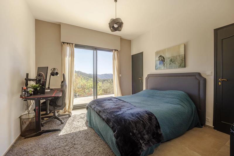 Maison - 260 m² - 8 pièces