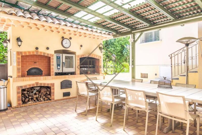 Villa - 247 m² - 6 pièces