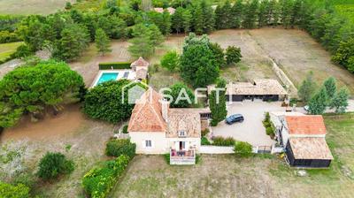 Maison - 300 m² - 11 pièces