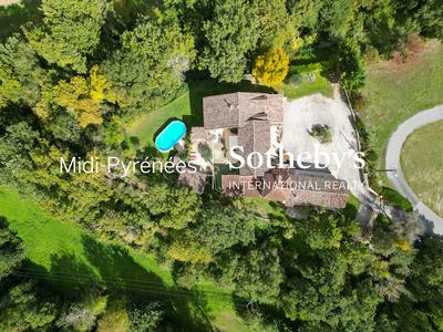 Maison - 387 m² - 11 pièces