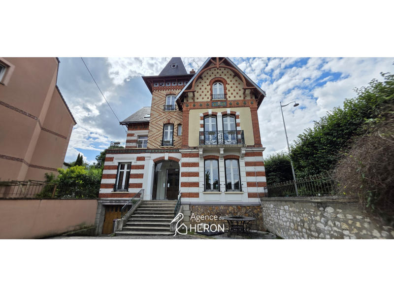 Maison - 240 m² - 9 pièces