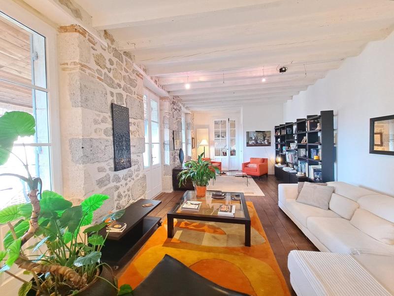 Maison - 245 m² - 9 pièces