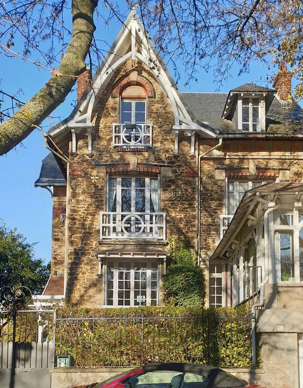 Maison - 954 m² - 10 pièces