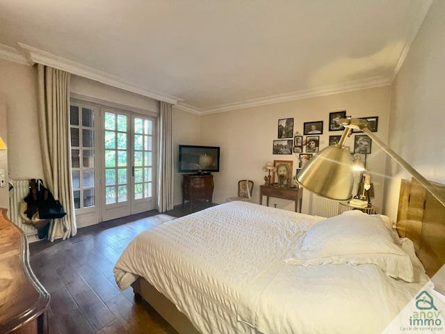 Propriété - 301 m² - 9 pièces