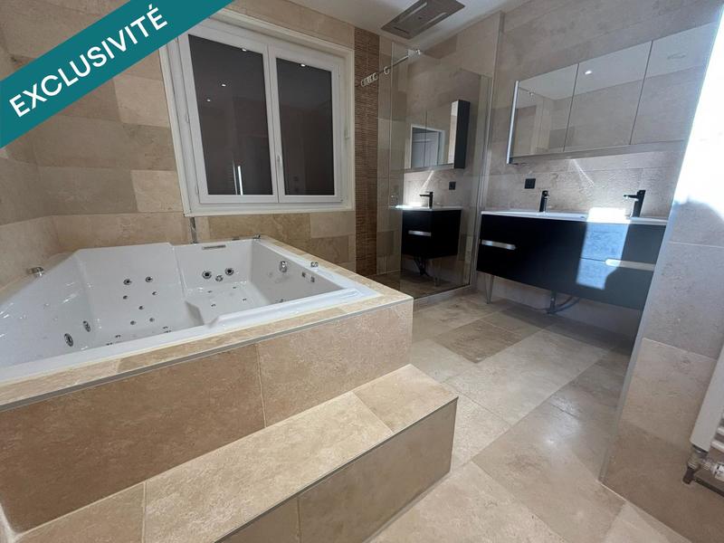 Maison - 222 m² - 8 pièces