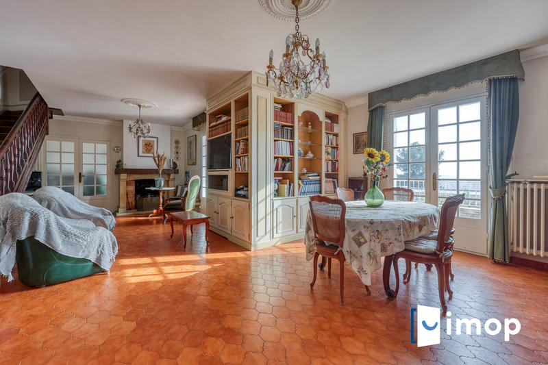 Villa - 201 m² - 11 pièces