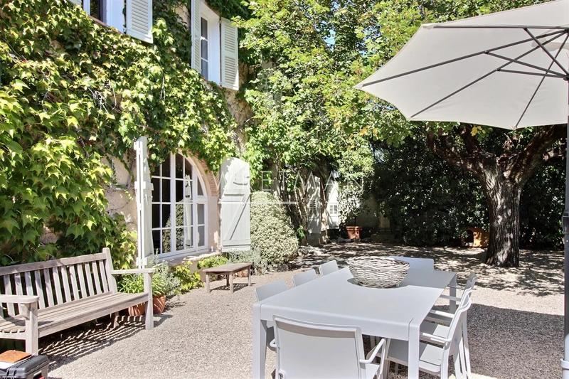 Maison - 300 m² - 10 pièces