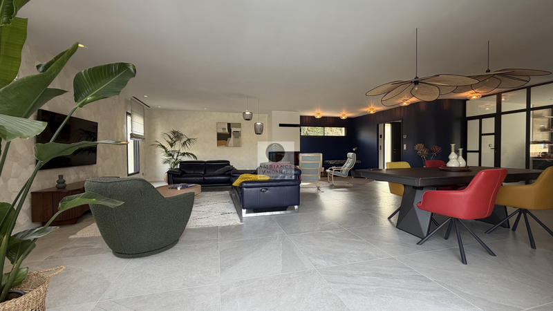 Maison - 322 m² - 8 pièces