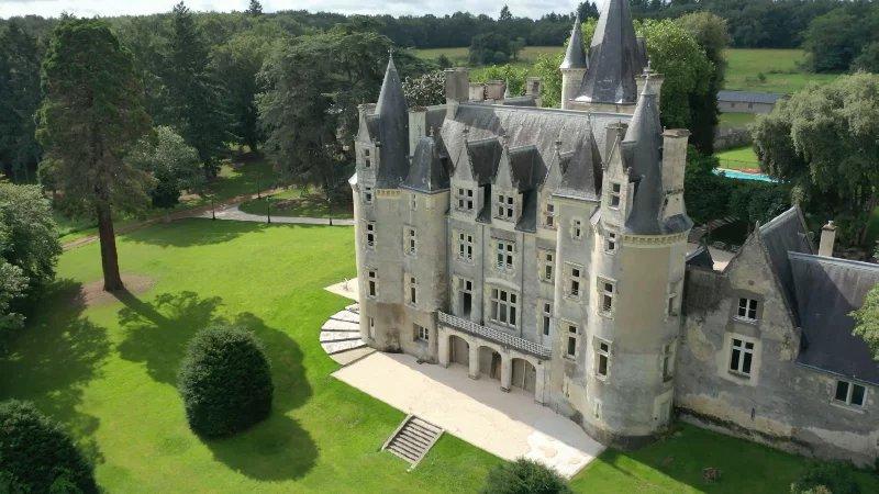 Château - 2 000 m² - 40 pièces