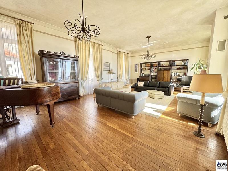 Maison - 280 m² - 10 pièces