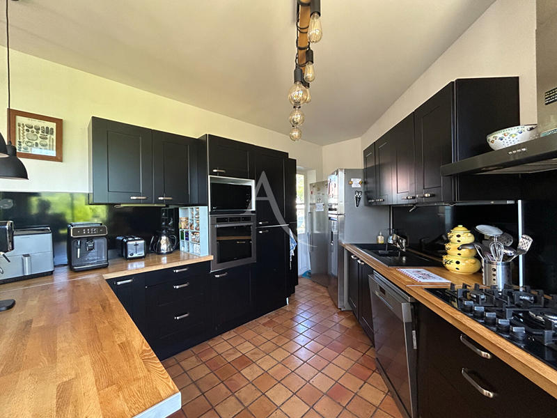 Maison - 312 m² - 9 pièces