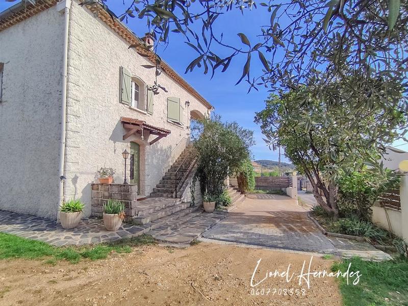 Maison - 238 m² - 9 pièces