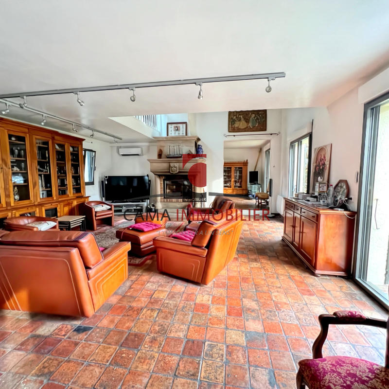 Maison - 268 m² - 9 pièces