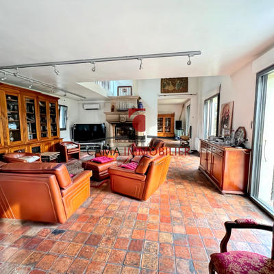 Maison - 268 m² - 9 pièces