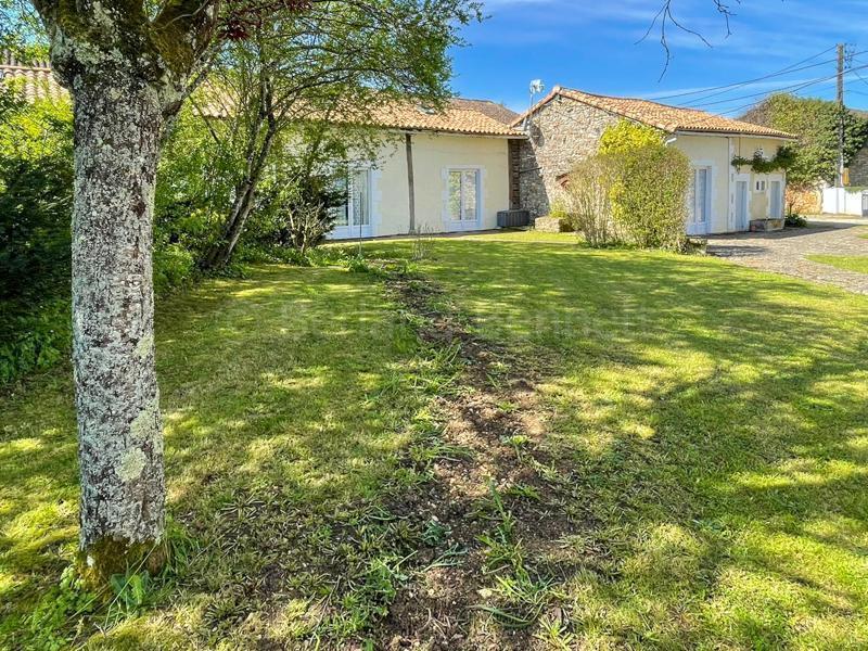 Maison - 300 m² - 16 pièces