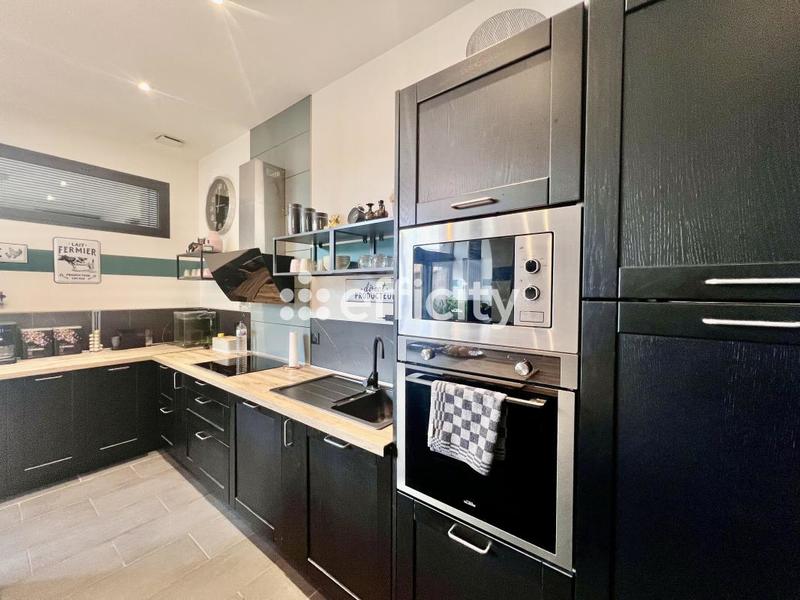 Maison - 247 m² - 10 pièces