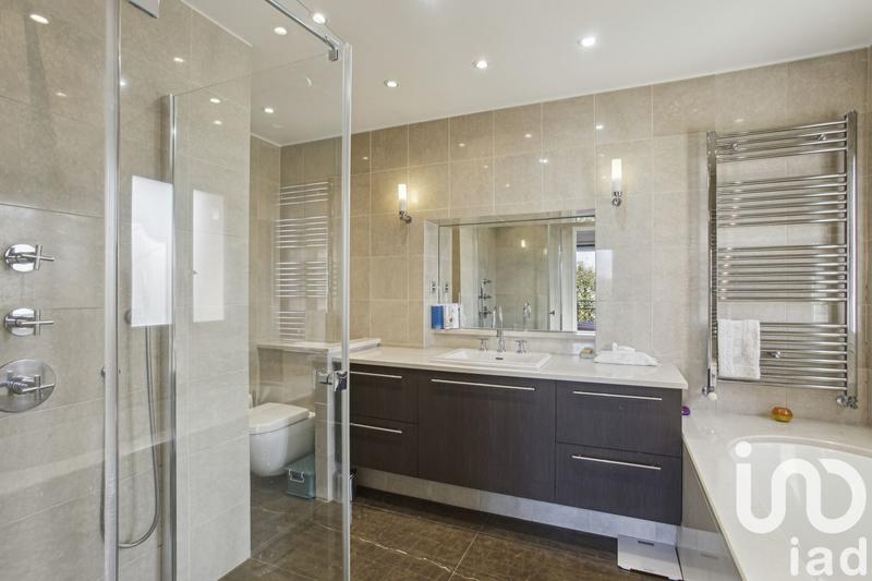 Maison - 237 m² - 18 pièces