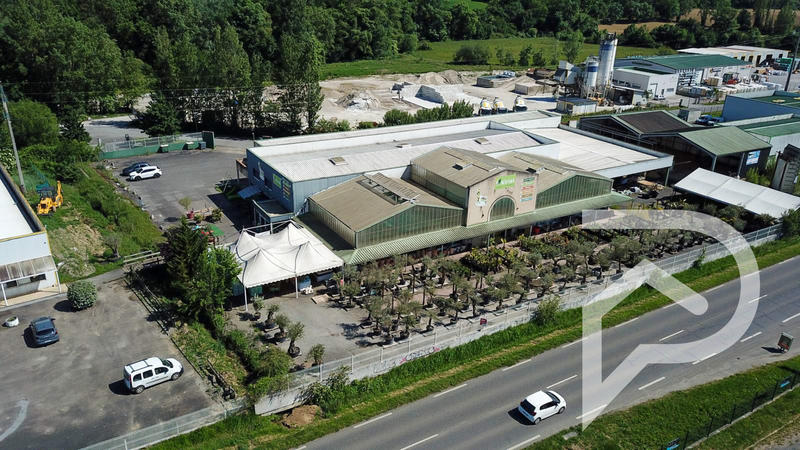 Local commercial - 2 100 m²