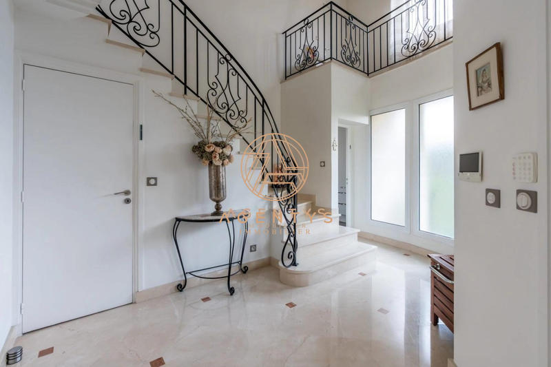 Maison - 205 m² - 8 pièces