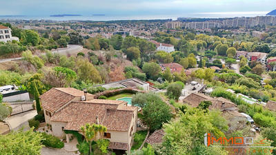 Villa - 215 m² - 9 pièces