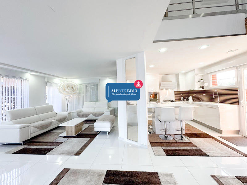 Maison - 208 m² - 10 pièces