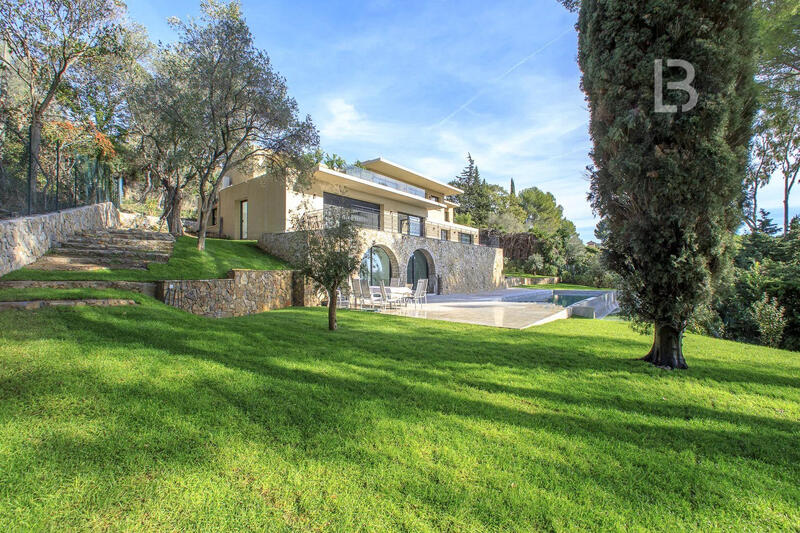 Maison - 360 m² - 10 pièces