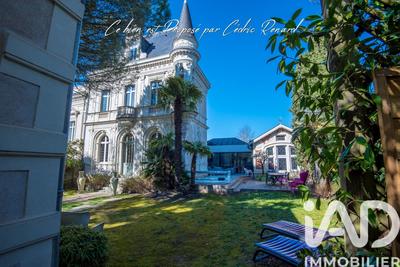 Maison - 225 m² - 10 pièces